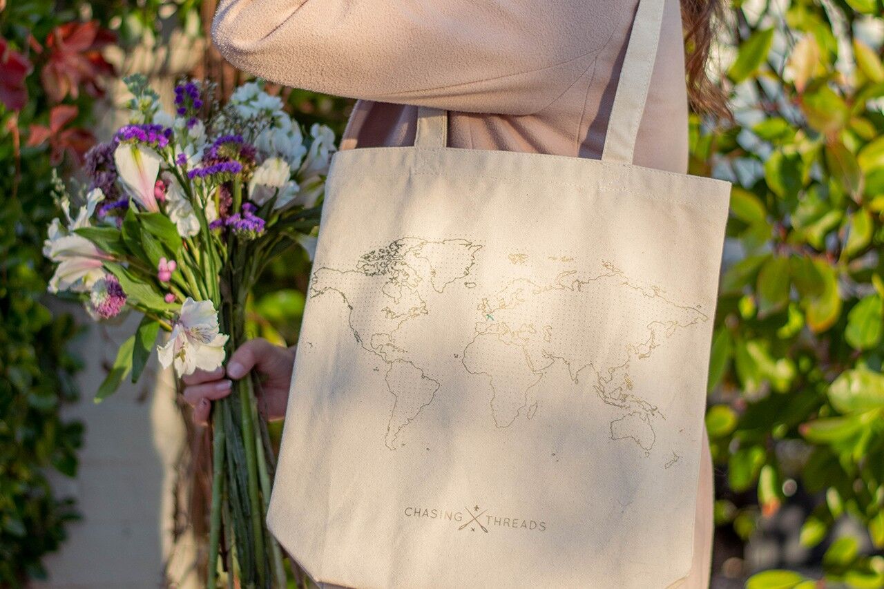 Sac Fourre-Tout Stitch Your Travels - Toile Naturelle Chasing Threads Ltd