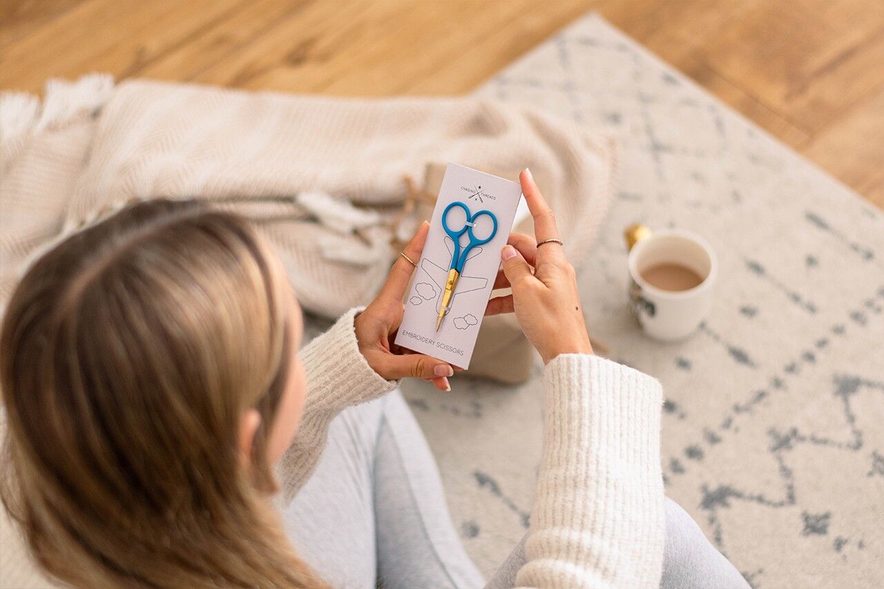 Ciseaux à broder colorés - Bleu avec lames dorées Chasing Threads Ltd