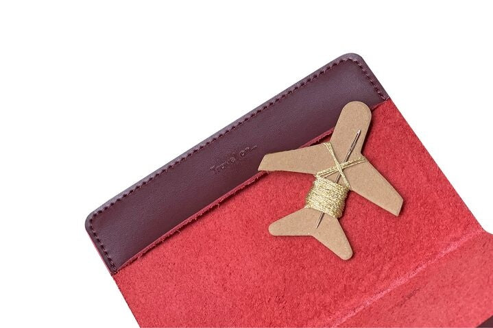 Protège-Passeport en Cuir Stitch Bordeaux – Édition "Carte du Monde à Broder" Chasing Threads Ltd