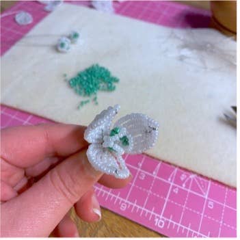 Kit de bricolage en forme de fleurs perlées - Perce-neige. Une idée cadeau créative. The Beadology Shop