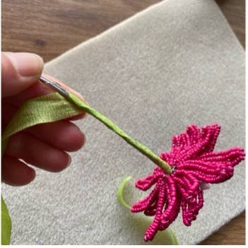 Kit de création de fleurs perlées - Gerbera (orange). Un cadeau créatif. The Beadology Shop