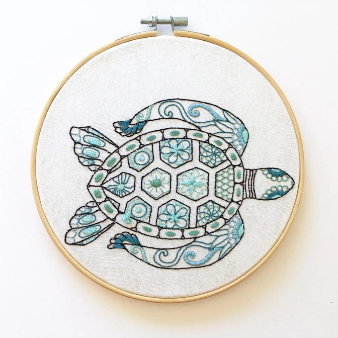Kit de Broderie Tortue – Design Tropical à Broder à la Main Cinnamon
