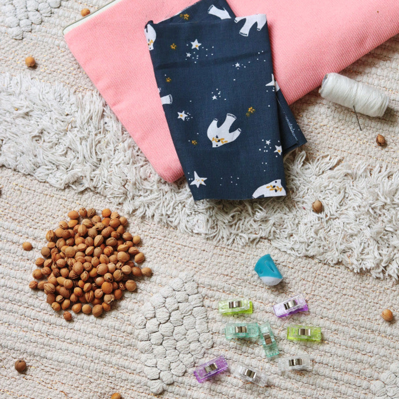 Kit DIY Couture – Bouillotte Bien-être Motif Hirondelles aux Noyaux de Cerises LA PETITE EPICERIE