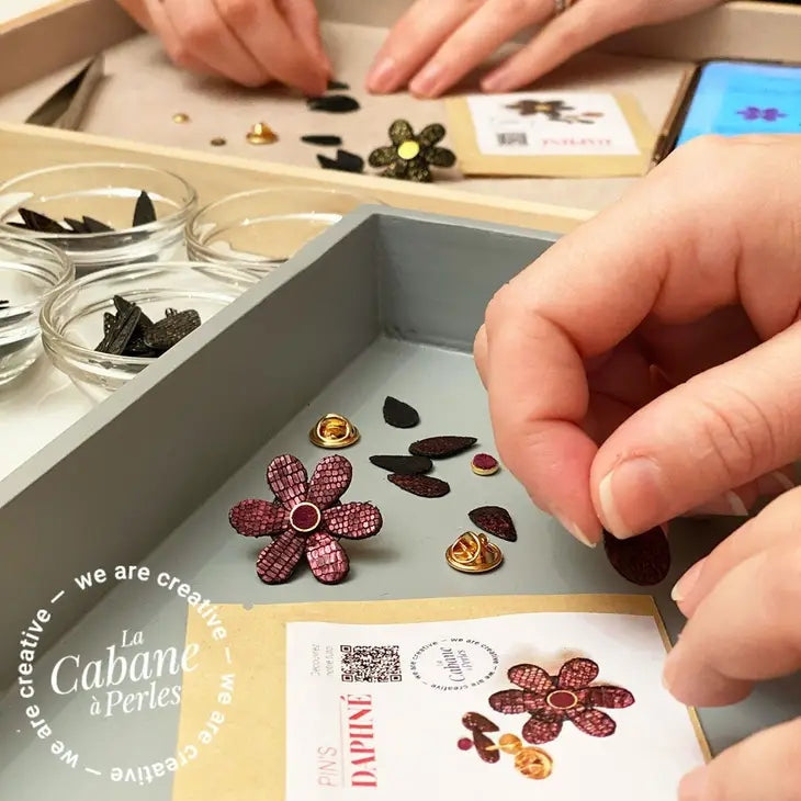 Mini Kit Daphne Pins Cuir Fleur Prune Diy La cabane à perles