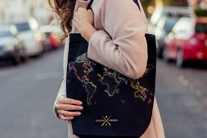 Sac fourre-tout Stitch Your Travels - Noir Chasing Threads Ltd