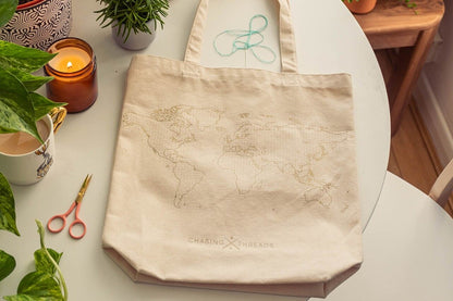 Sac Fourre-Tout Stitch Your Travels - Toile Naturelle Chasing Threads Ltd