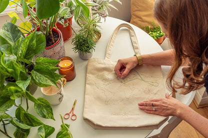 Sac Fourre-Tout Stitch Your Travels - Toile Naturelle Chasing Threads Ltd