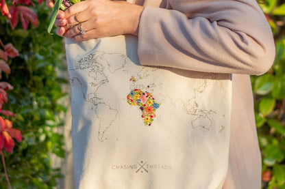 Sac Fourre-Tout Stitch Your Travels - Toile Naturelle Chasing Threads Ltd