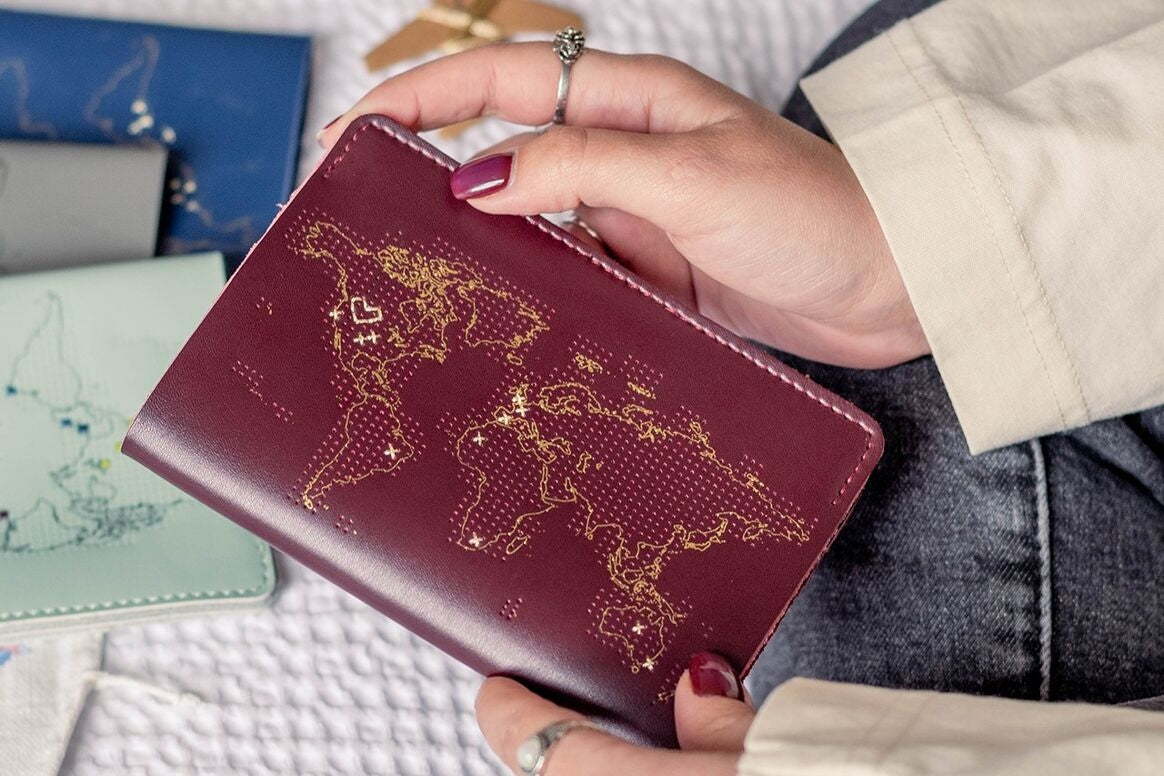 Protège-Passeport en Cuir Stitch Bordeaux – Édition "Carte du Monde à Broder" Chasing Threads Ltd