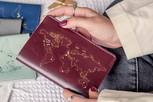 Protège-Passeport en Cuir Stitch Bordeaux – Édition "Carte du Monde à Broder" Chasing Threads Ltd