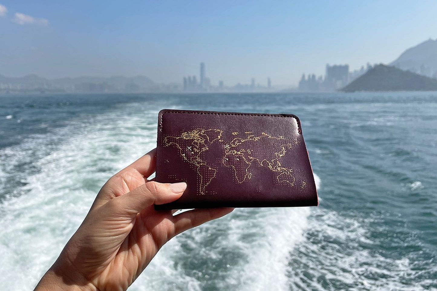 Protège-Passeport en Cuir Stitch Bordeaux – Édition "Carte du Monde à Broder" Chasing Threads Ltd