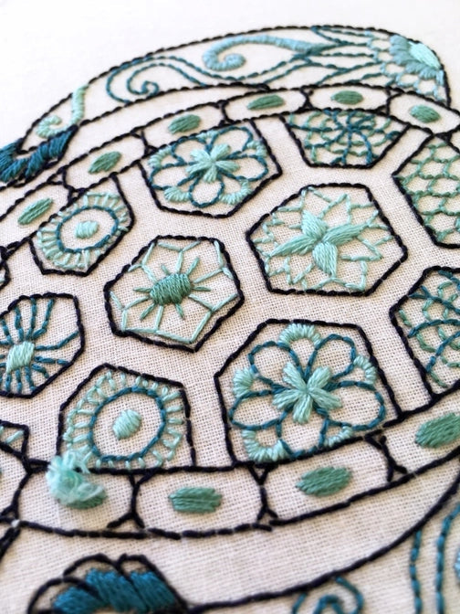 Kit de Broderie Tortue – Design Tropical à Broder à la Main Cinnamon
