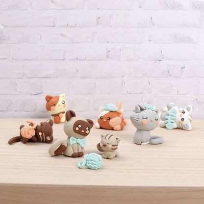 Figurines chats kawaii en FIMO exposées en décoration. Une création DIY tendre et originale.