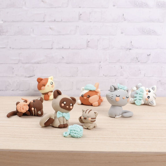 Figurines chats kawaii en FIMO exposées en décoration. Une création DIY tendre et originale.