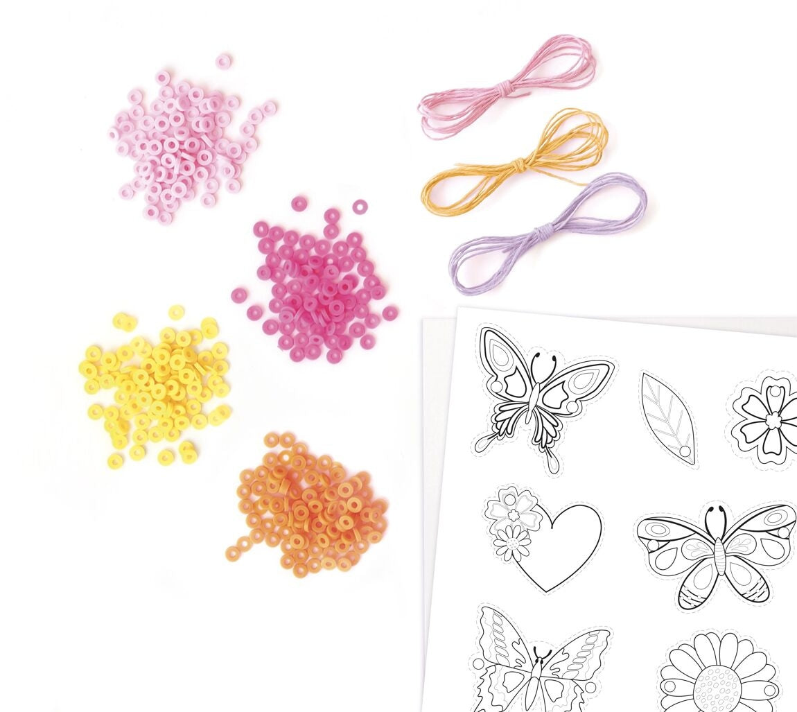 Perles heishi colorées fournies dans le kit pour créer des bracelets DIY tendances et personnalisés.
