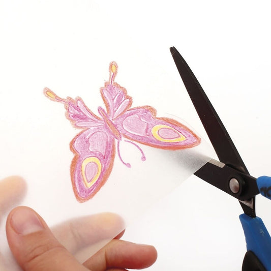 Gros plan sur une breloque en plastique dingue personnalisée, parfaite pour un bracelet unique.