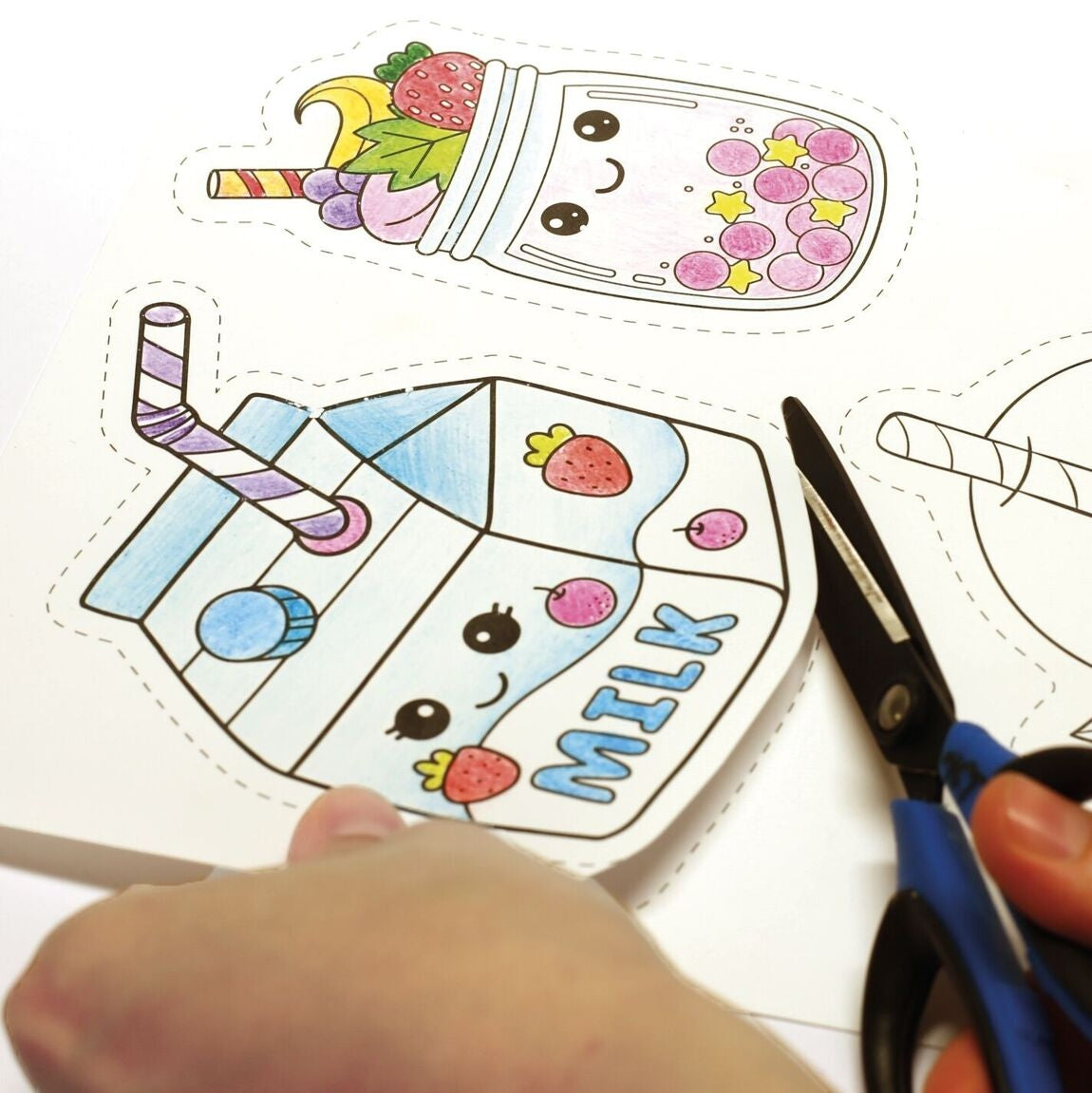 Ensemble de 7 magnets kawaï réalisés avec le kit plastique dingue, parfaits pour décorer frigo et tableau.