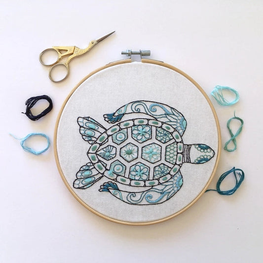 Kit de Broderie Tortue – Design Tropical à Broder à la Main Cinnamon