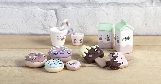 Miniatures kawaii gourmandes réalisées avec le Coffret FIMO Kawaii Family : donuts, glaces et briques de lait.