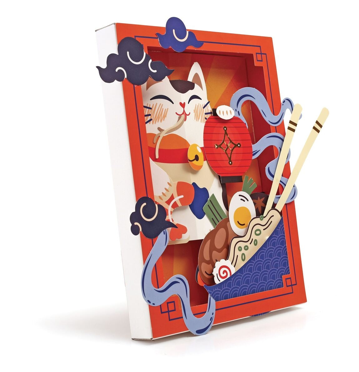 Une fois terminé, le packaging devient un véritable cadre déco 3D. À poser dans une chambre, un atelier créatif ou un salon moderne, ce cadre papier apporte une touche graphique et humoristique, tout en rappelant l’univers japonais et son célèbre chat porte-bonheur.
