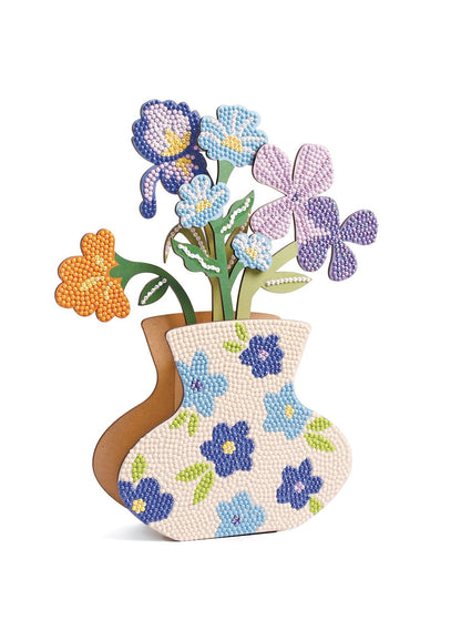 Vase et bouquet de fleurs customisés avec strass. Une décoration DIY kitsch et tendance.