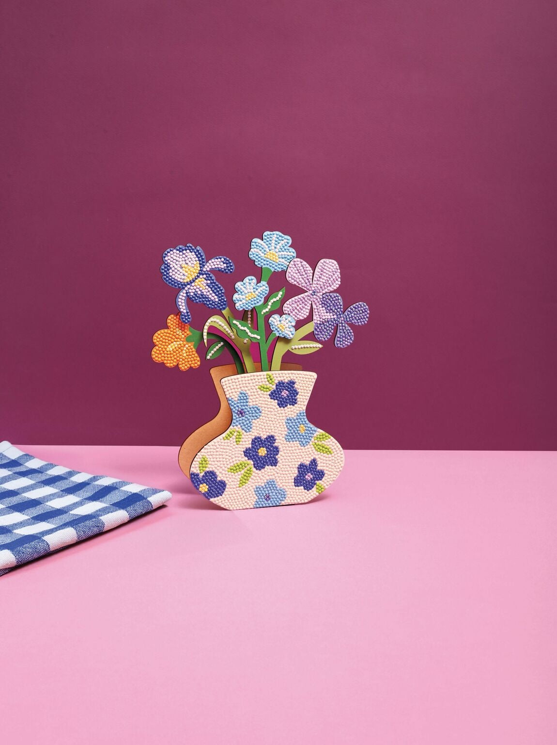 Vase et fleurs strassés utilisés comme décoration intérieure originale et pétillante.