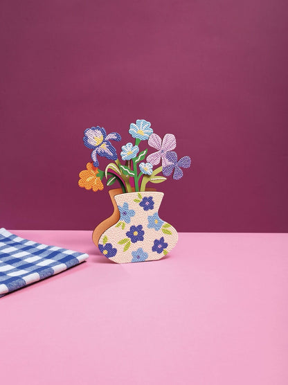 Vase et fleurs strassés utilisés comme décoration intérieure originale et pétillante.