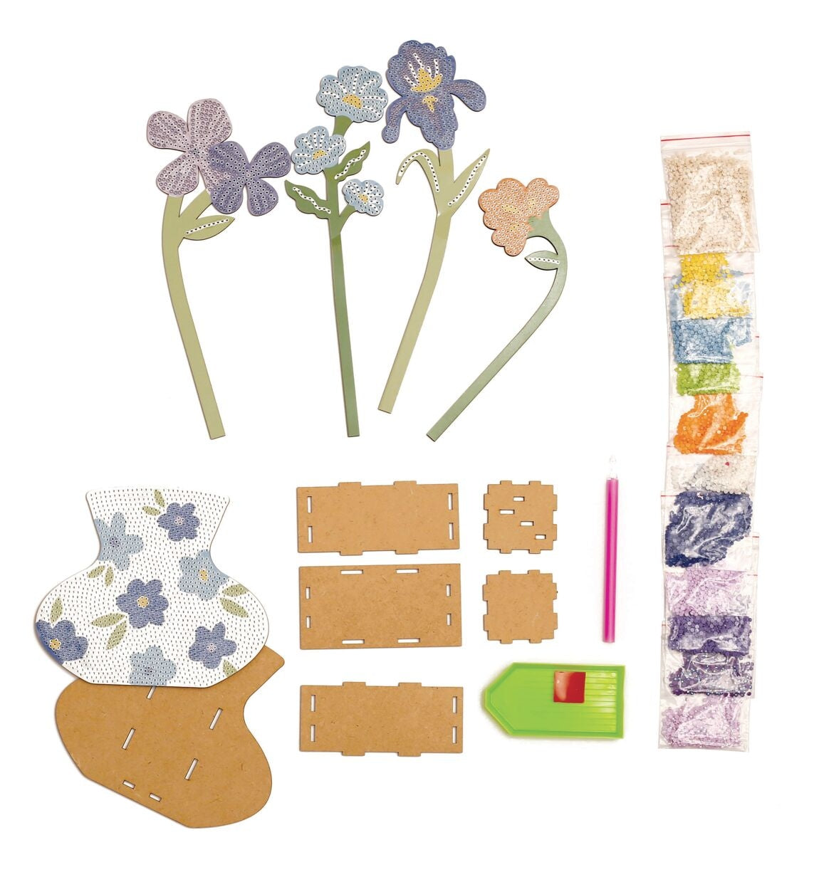 Le coffret inclut un vase en bois, fleurs à strasser, strass assortis, stylet, cire et plateau.