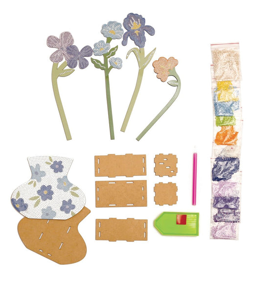 Le coffret inclut un vase en bois, fleurs à strasser, strass assortis, stylet, cire et plateau.