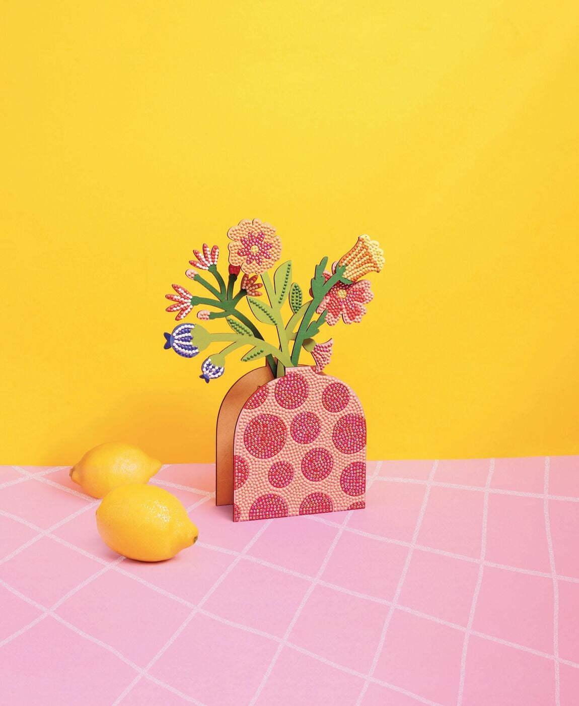 Vase et fleurs à strasser rouges utilisés comme décoration intérieure fun et arty.