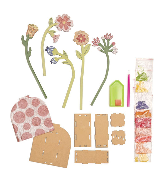 Le coffret inclut un vase en bois, fleurs à strasser, strass rouges, stylet, cire et plateau.