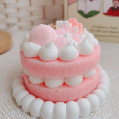 Bougie Gâteau Enchanté . Bougie déco gourmande en forme de gâteau chantilly, parfumée Pivoine ou Orchidée.