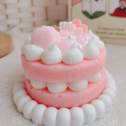 Bougie Gâteau Enchanté . Bougie déco gourmande en forme de gâteau chantilly, parfumée Pivoine ou Orchidée.