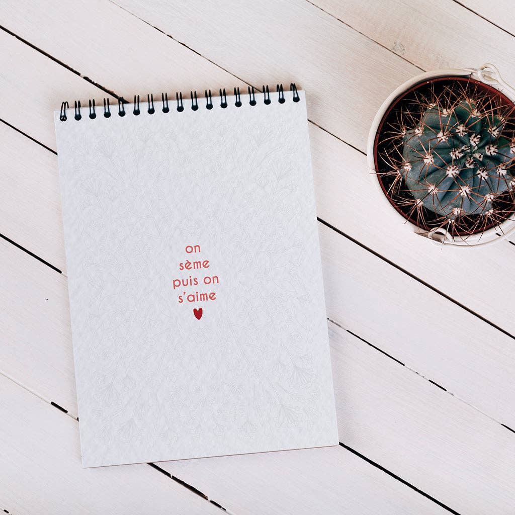 Carnet Petits bonheurs décoré avec feutres colorés. Activité de loisir créatif et détente.