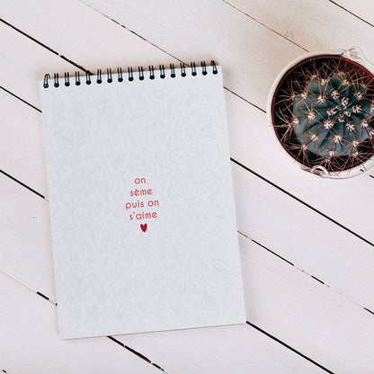 Carnet Petits bonheurs décoré avec feutres colorés. Activité de loisir créatif et détente.