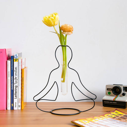 Vase Yoga Silhouette Noir – Balvi | Métal & Verre | Design Zen et Élégant Balvi