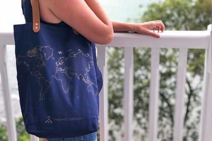 Sac fourre-tout Stitch Your Travels - Marine avec poignées en cuir Chasing Threads Ltd