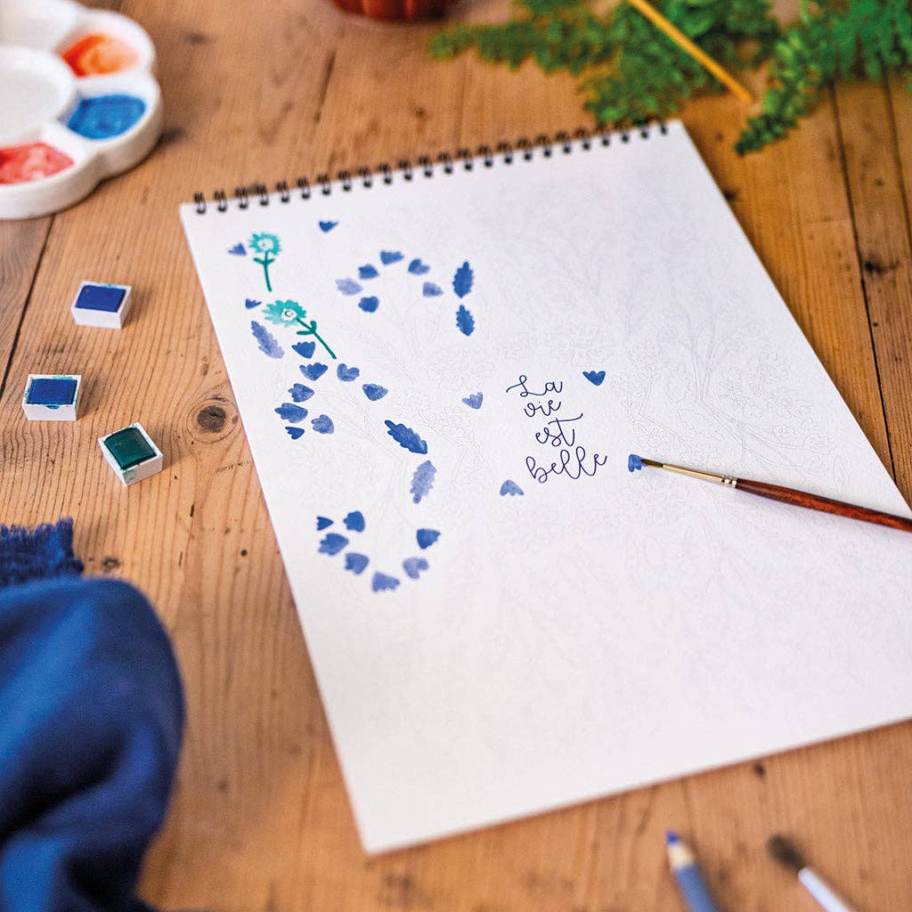 Papier épais 300 g/m² texturé du carnet “Petits bonheurs”. Support idéal pour aquarelle, feutres et crayons.