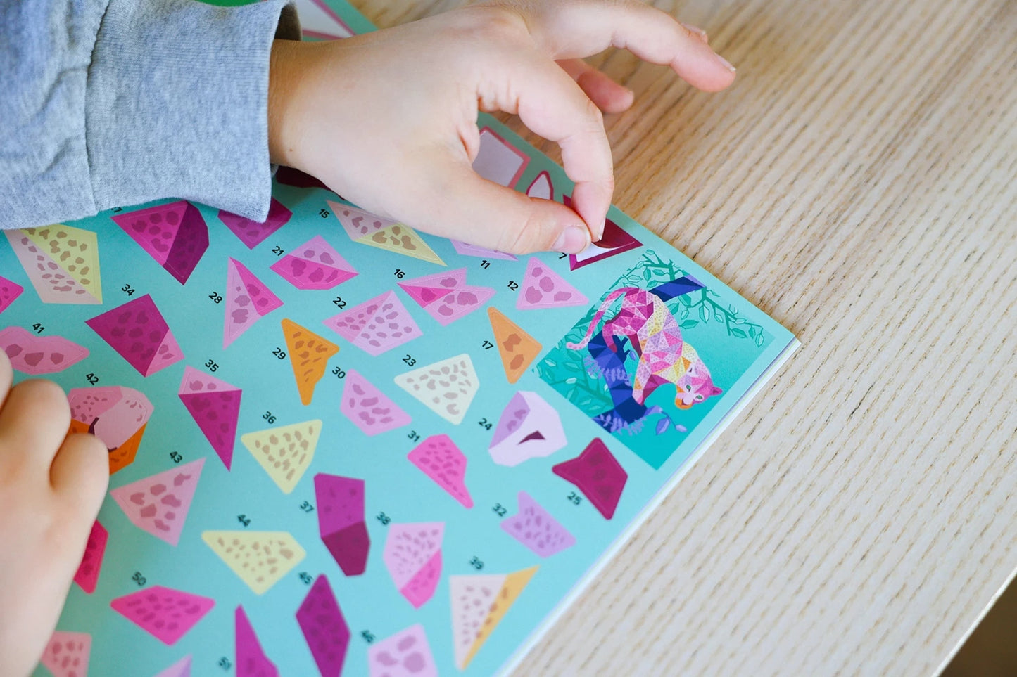 Livre Sticker Painting Safari – Activité Créative Autocollants pour Enfants