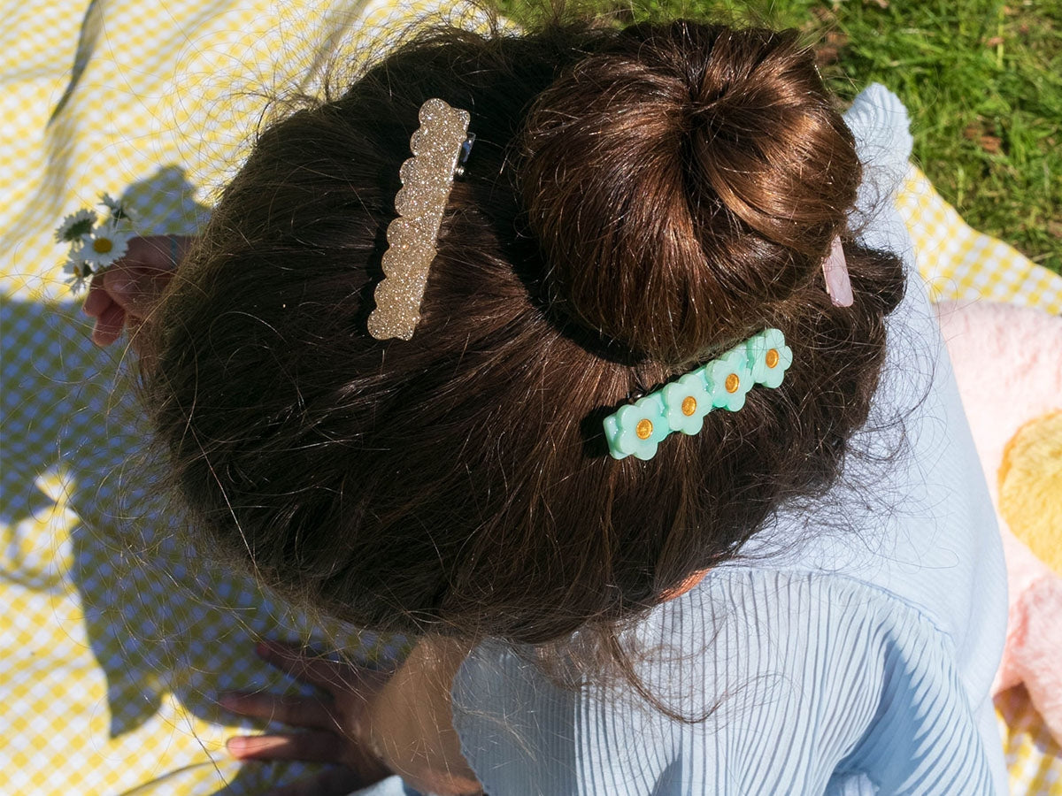 Accessoire cheveux fleuri avec trois petites fleurs couleur menthe et attache argentée