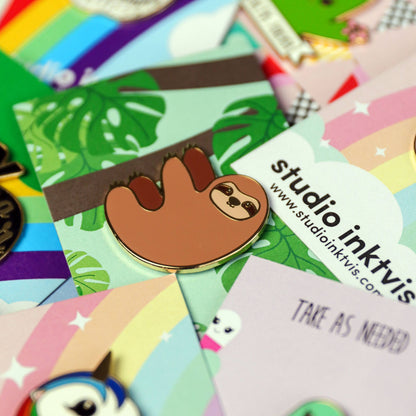 Pin Paresseux Émaillé – Broche Kawaii Relax & Cute Studio Inktvis B.V.