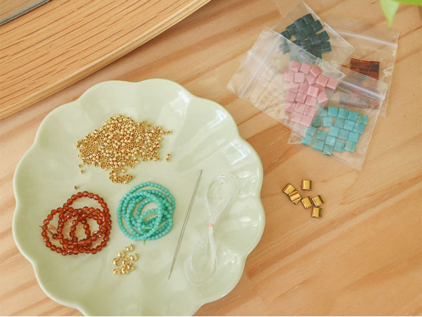 Création de bracelets en perles et intercalaires dorés