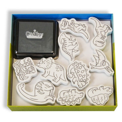 Enfant créant une scène de dinosaures avec le kit tampons Crealign.
