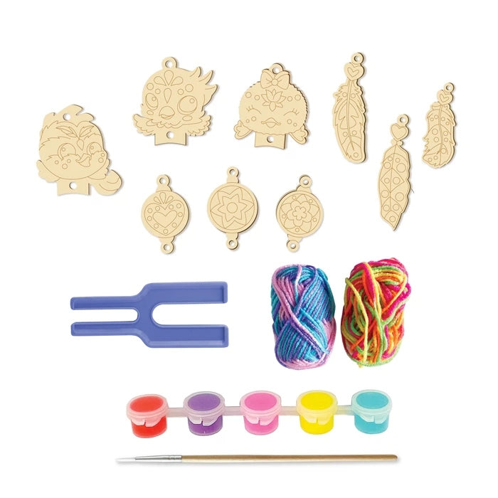 Enfant réalisant des porte-clés oiseaux en pompons
