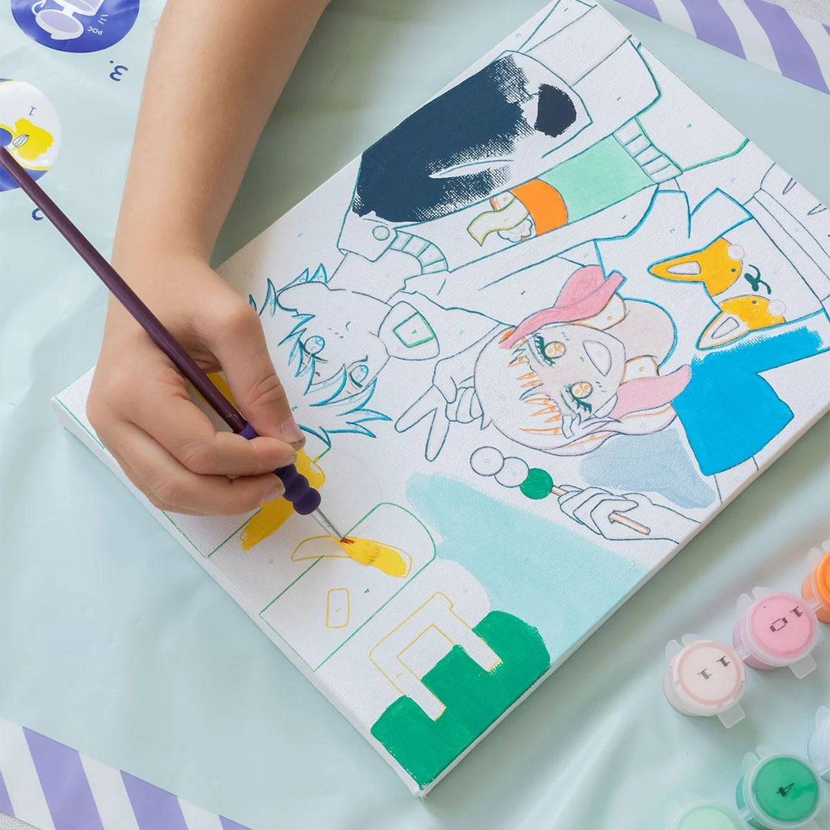 Enfant réalisant une peinture au numéro inspirée du Japon