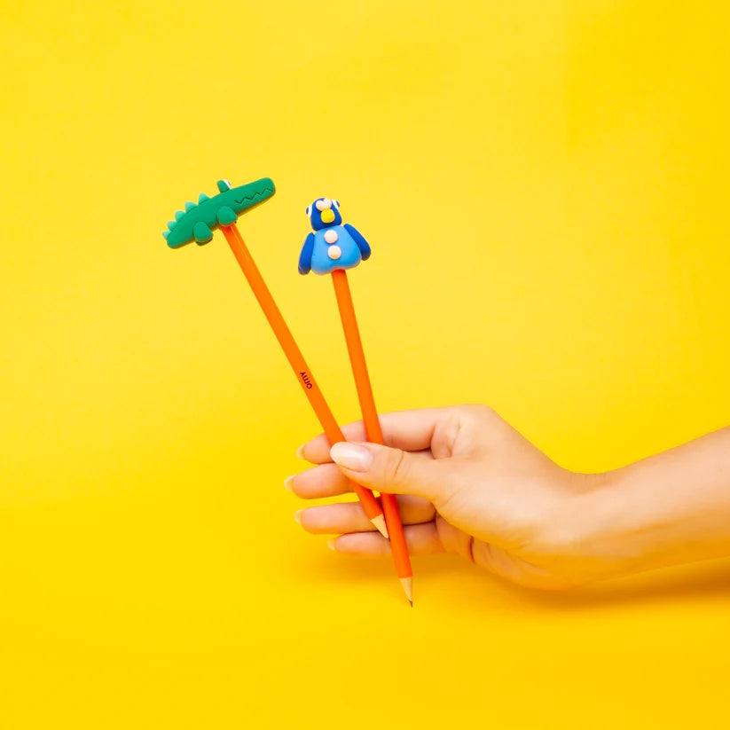 Enfant qui modèle la pâte Magic-do OMY