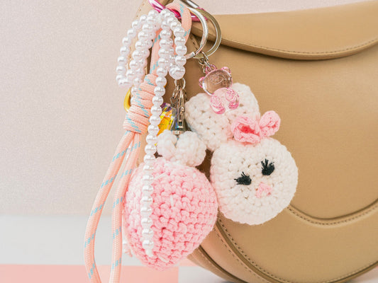 Bag charms en forme de fraise et lapin réalisés avec le kit Glam Pink