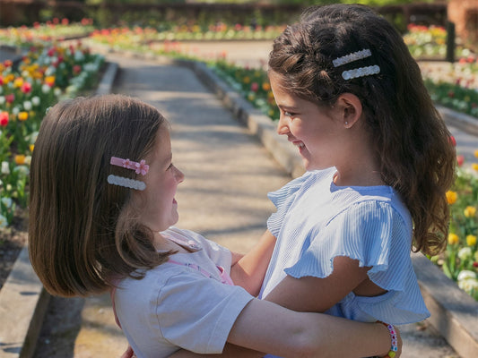 Barrette fleur menthe brillante idéale pour coiffure enfant, ado ou adulte