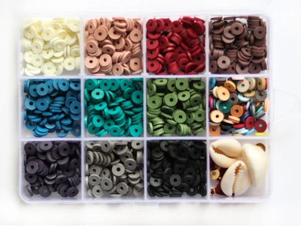 Boîte contenant plus de 1000 perles Heishi 6 mm aux couleurs naturelles