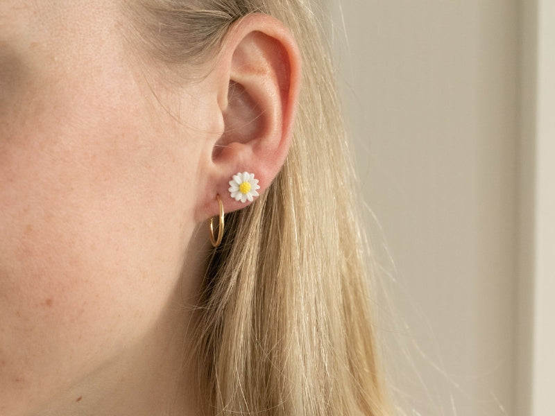 Boucles d’oreilles Pâquerette en porcelaine – Bijou bohème délicat | La Petite Épicerie LA PETITE EPICERIE